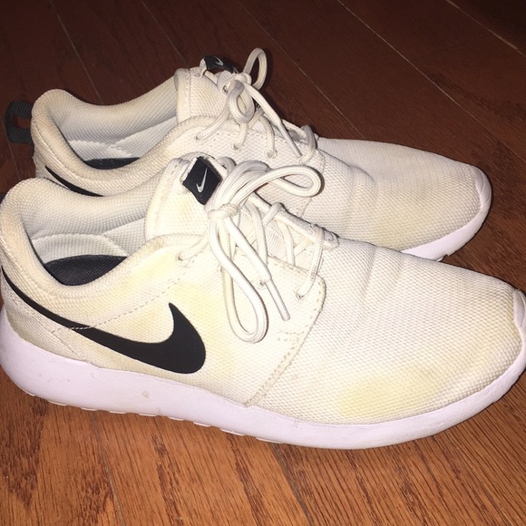 Nike Shoes - Women’s Nike Roshe Sneakers Nike Shoes - Women’s Nike Roshe Sneakers